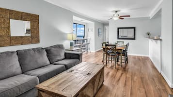 Condo com design assinado, 2 quartos, sacada, vista parcial para o oceano | Opções para refeição no quarto