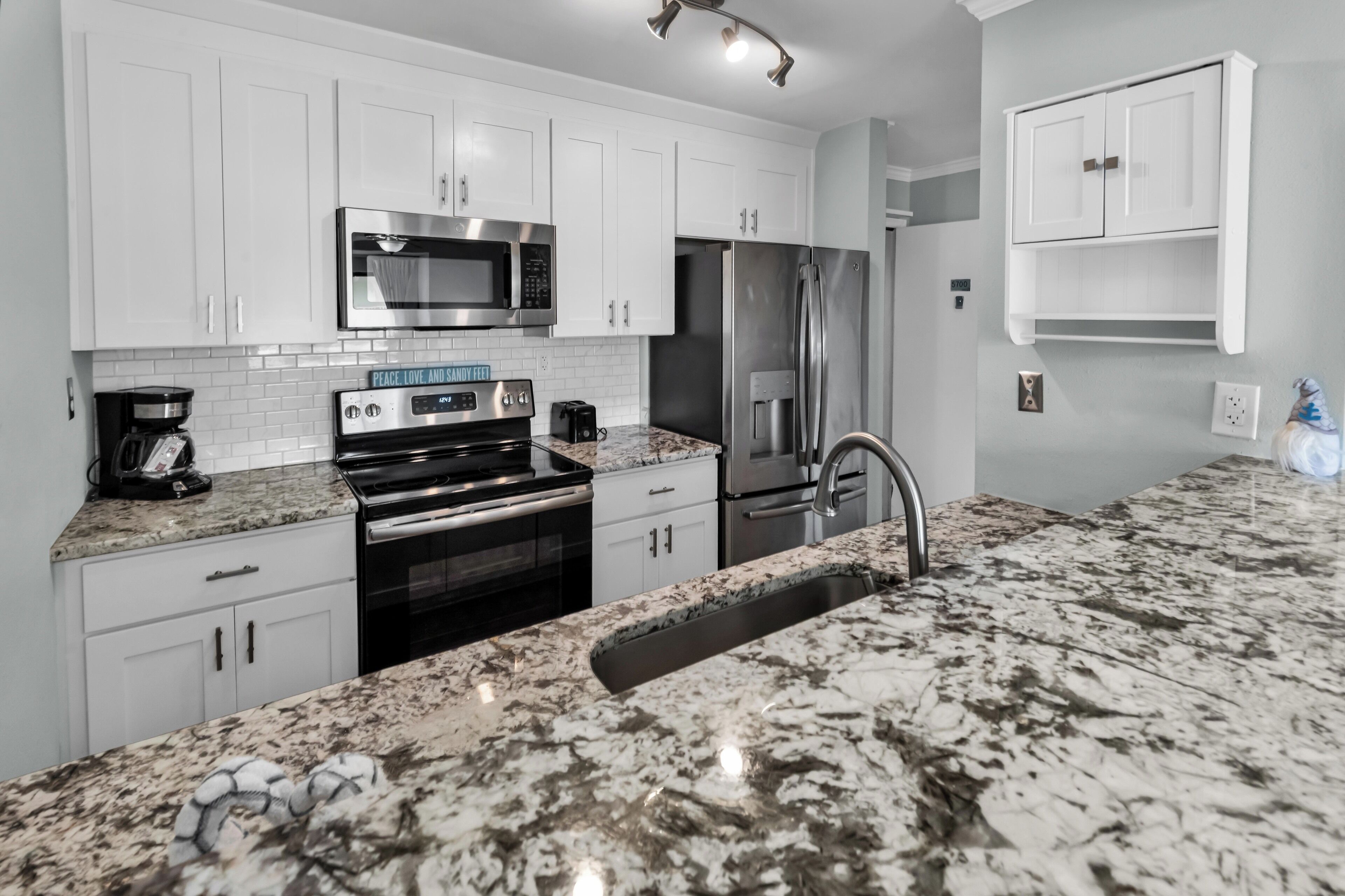 Signature Condo, 2 Bedrooms, Balcony, Partial Ocean View | Private kitchen | Fridge, microwave, oven, stovetop