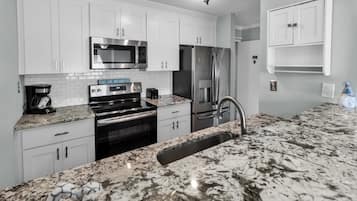 Appart'hÎtel Signature, 2 chambres, balcon, vue partielle sur l'océan | Cuisine privée | Réfrigérateur, micro-ondes, four, plaque de cuisson