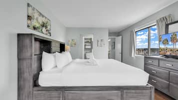 Condo com design assinado, 2 quartos, sacada, vista parcial para o oceano | Individualmente decorados, individualmente mobiliados
