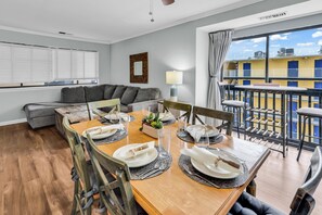 Signatur-lejlighed - 2 soveværelser - balkon - delvis havudsigt | Spisning på værelset