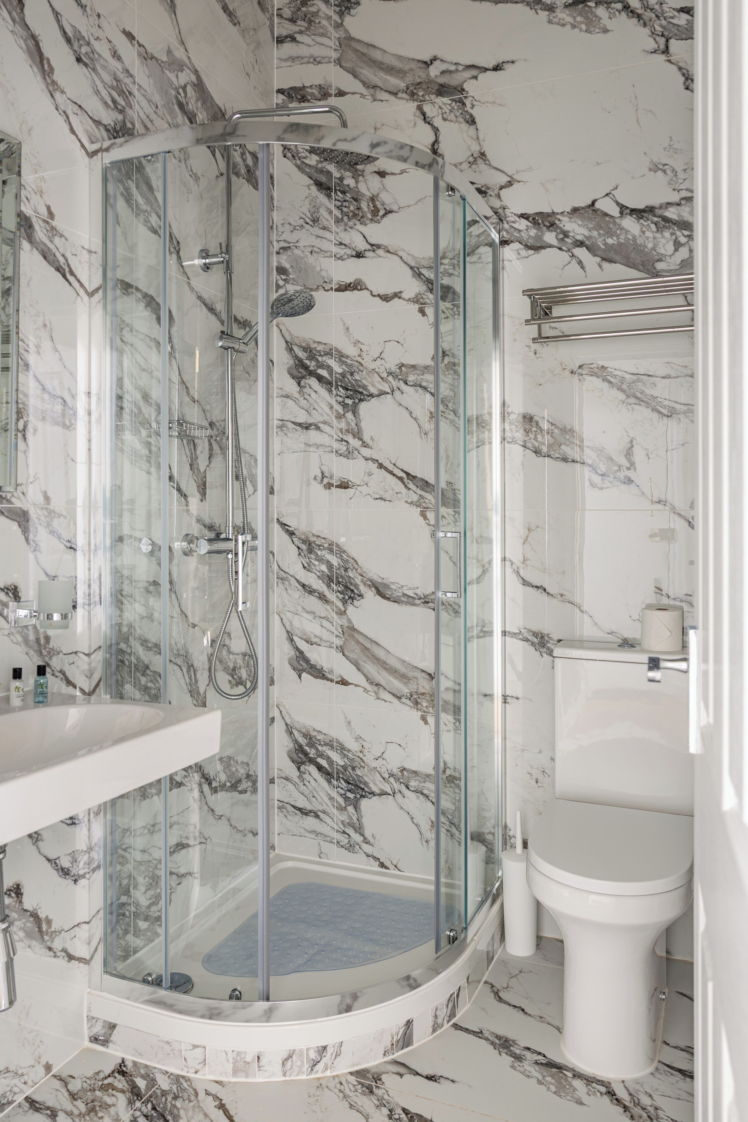 Deluxe Studio, City View | Bathroom | Bathtub, hair dryer, bidet, towels