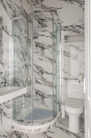 Studio Deluxe, vue ville | Salle de bain | Baignoire, sèche-cheveux, bidet, serviettes fournies