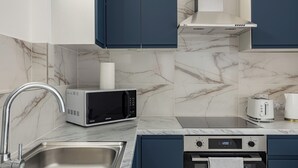 Deluxe Studio, City View | Private kitchen - Crawford place studio apartments (London)