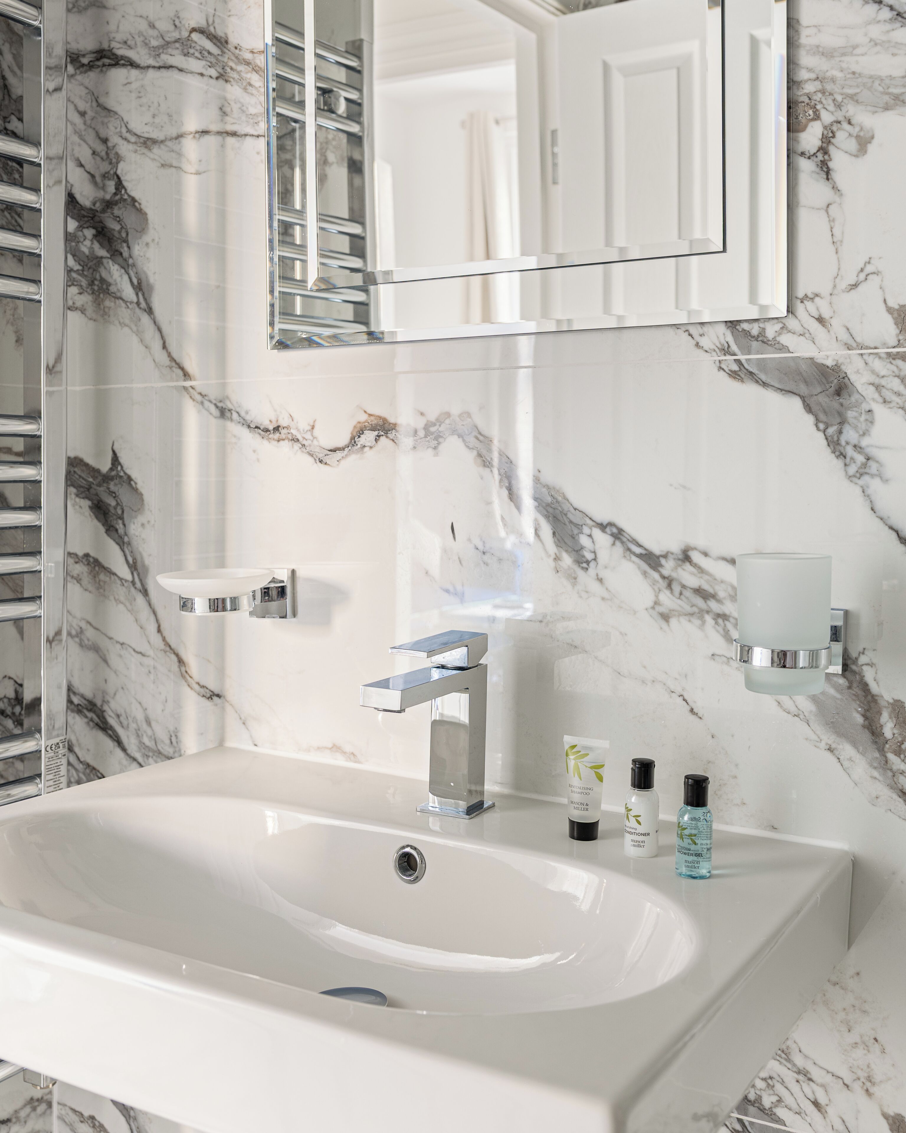 Deluxe Studio, City View | Bathroom | Bathtub, hair dryer, bidet, towels