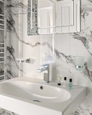 Bañera, secador de pelo, bidet, toallas