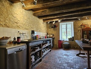 Fridge, oven, stovetop, dishwasher