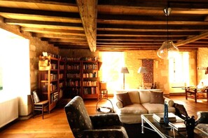 TV, fireplace, DVD player, books