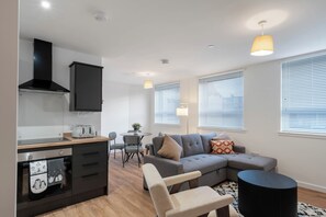 Comfort Apartment, 1 King Bed, Non Smoking | Living area
