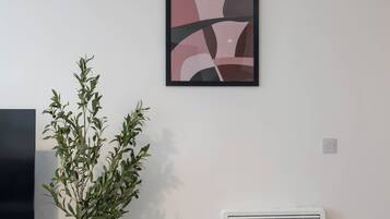 Comfort Apartment, 1 King Bed, Non Smoking | Living area