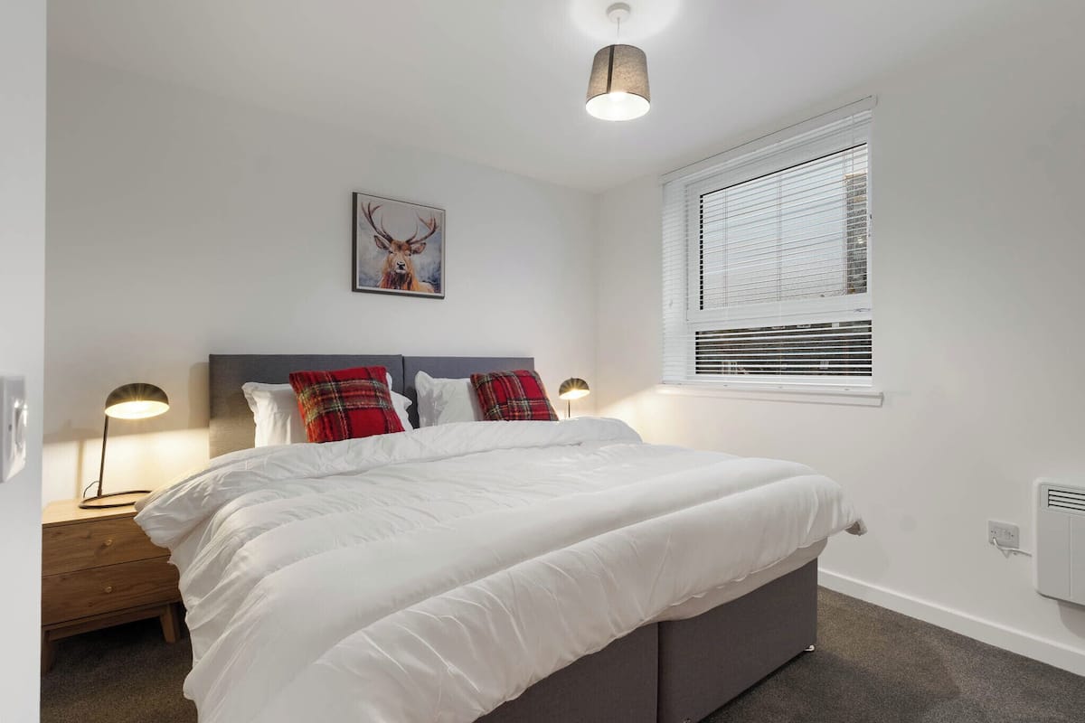 Standard Apartment, 1 King Bed, Non Smoking | Individually furnished, free WiFi, bed sheets