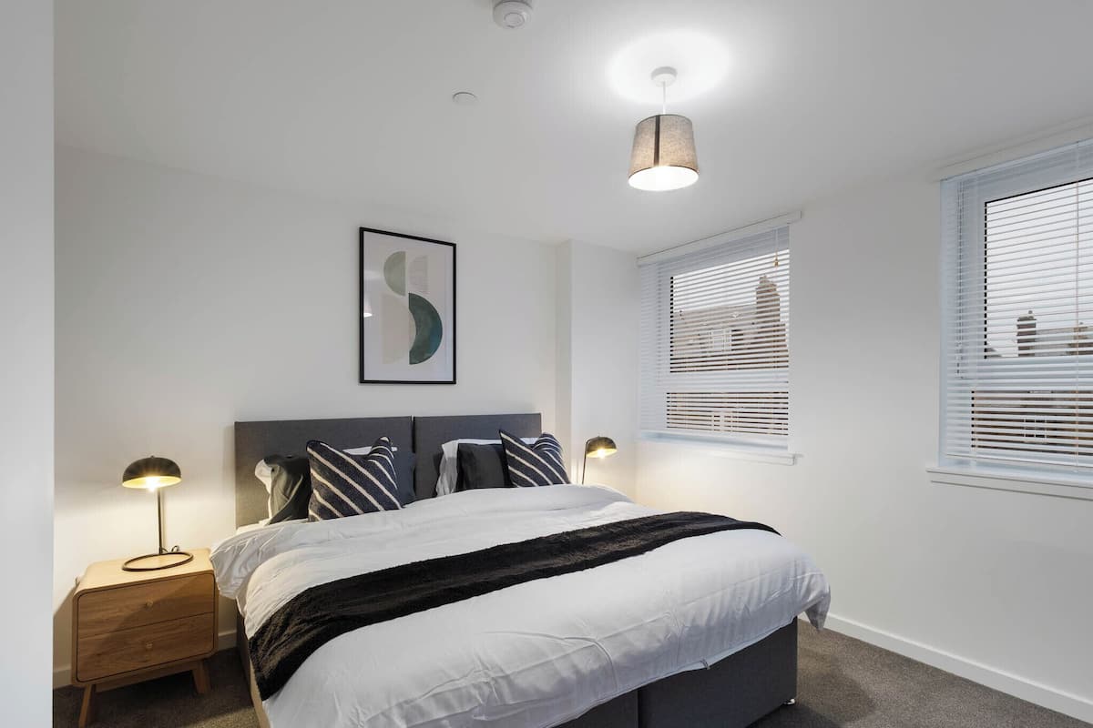 Standard Apartment, 1 King Bed, Non Smoking | Individually furnished, free WiFi, bed sheets