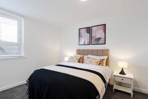 Comfort Apartment, 1 King Bed, Non Smoking | Individually furnished, free WiFi, bed sheets - City Point Apartments by Guestz (Aberdeen)