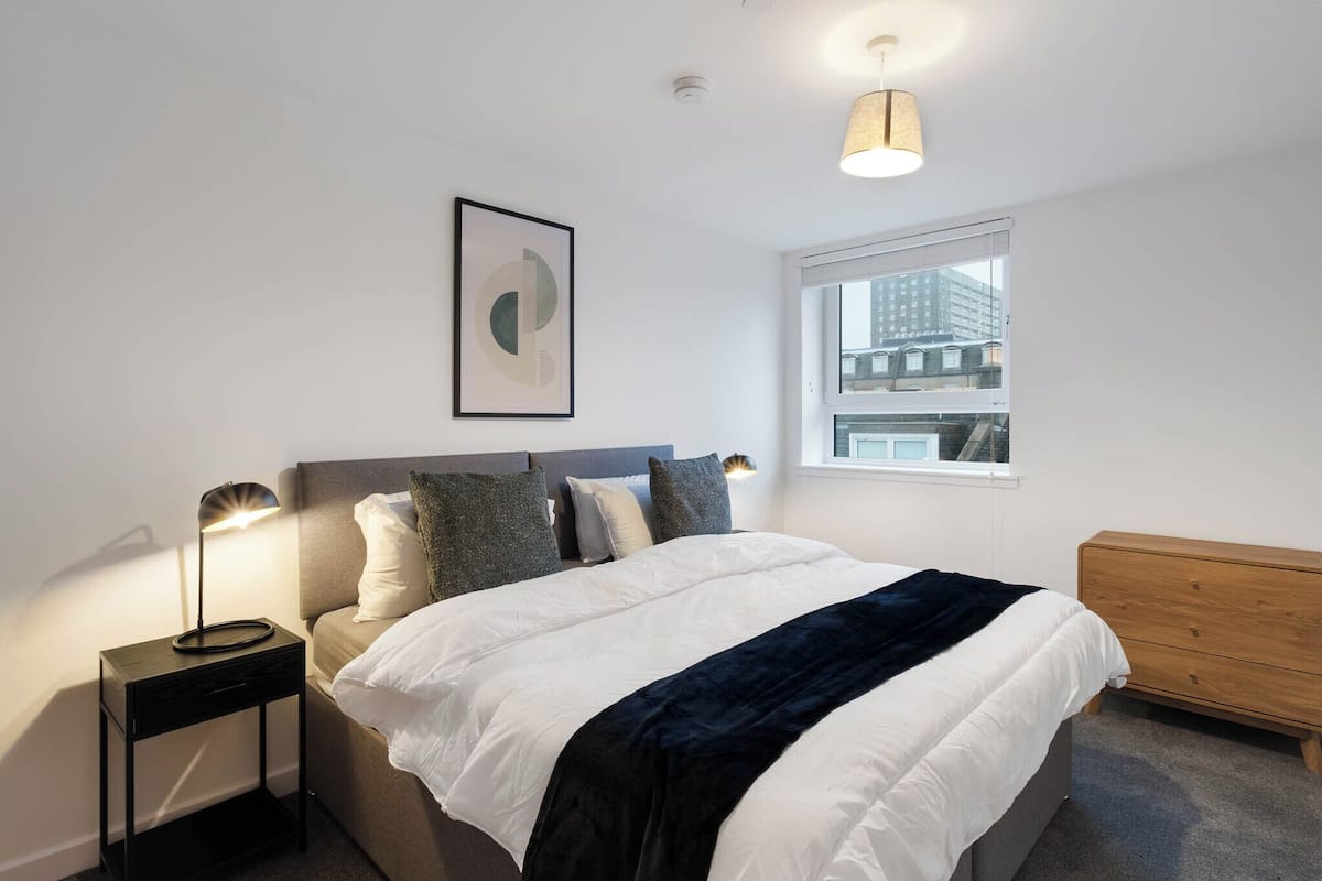 City Apartment, 1 King Bed, Non Smoking | Individually furnished, free WiFi, bed sheets