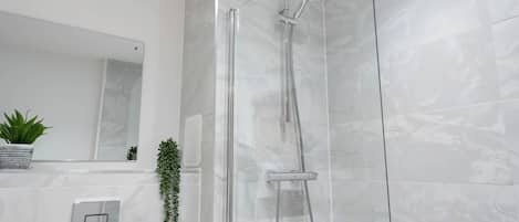 Comfort Apartment, 1 King Bed, Non Smoking | Bathroom
