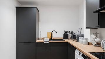 Căn hộ tiện nghi đơn giản, 1 giường cỡ king, không hút thuốc | Bếp riêng | Lò nướng bánh mì, tủ đông