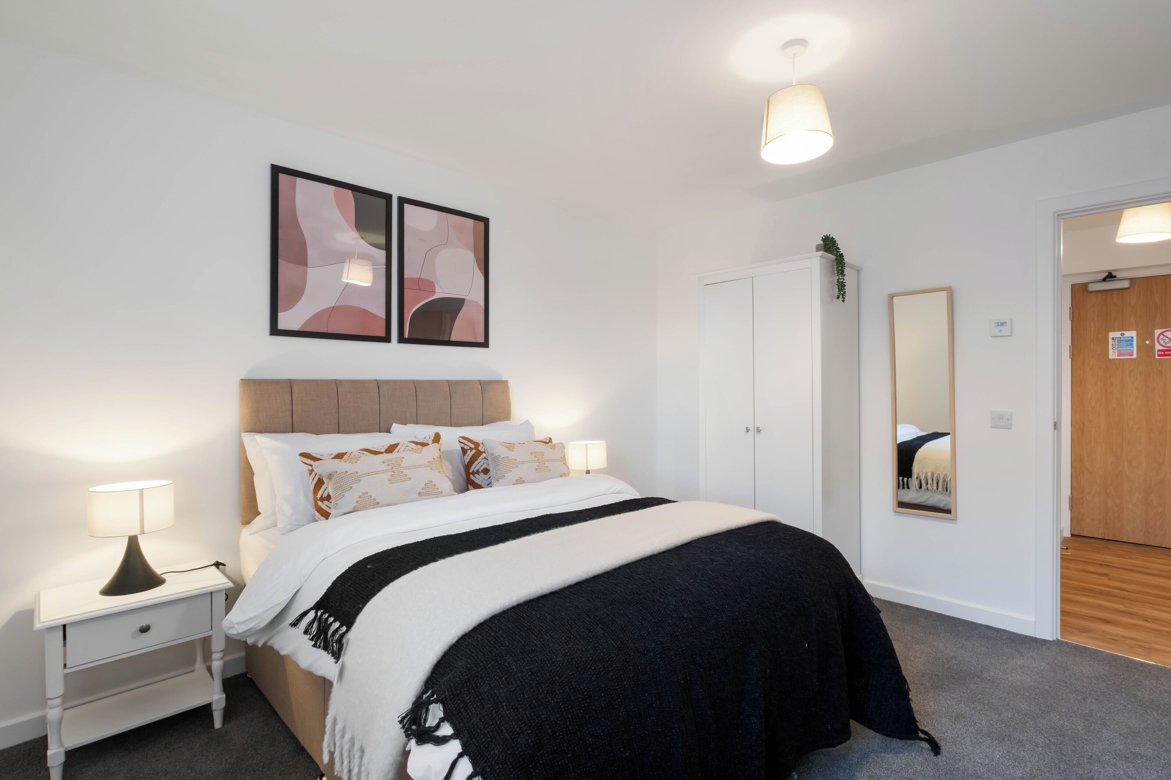 Comfort Apartment, 1 King Bed, Non Smoking | Individually furnished, free WiFi, bed sheets