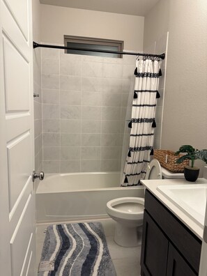 Shower, hair dryer, bidet, towels - Quiet Red Oak Getaway, Pet Friendly and Gameroom (Red Oak)