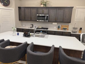 Private kitchen - Quiet Red Oak Getaway, Pet Friendly and Gameroom (Red Oak)