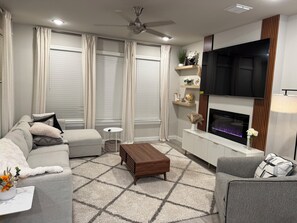 Smart TV - Quiet Red Oak Getaway, Pet Friendly and Gameroom (Red Oak)