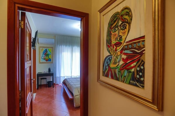 Deluxe Double Room, Balcony, City View | Interior