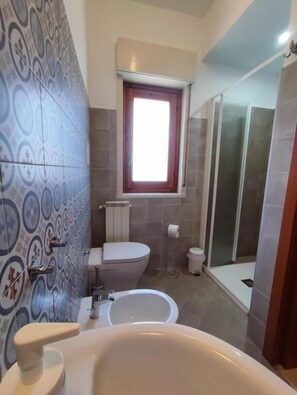 Standard Double Room, Balcony, City View | Bathroom