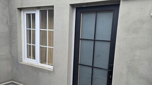 Ein Gebäude mit einer Fensters und einer Tür, beide mit einem Gittermuster.