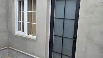 Kamar Twin Standar, pemandangan halaman | Tirai kedap cahaya, kedap suara, dan Wi-Fi gratis