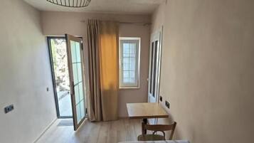 Economy Twin Room, Courtyard View | Interior