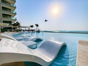 Pool - Panoramic Sea View, Offering Direct Access to Beach, Three Bedrooms and Assistant Room - Beach Vista Tower 2 by Deluxe Holiday Homes (Dubai)