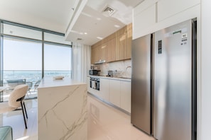 Coffee/tea maker, fridge, microwave, dishwasher - Panoramic Sea View, Offering Direct Access to Beach, Three Bedrooms and Assistant Room - Beach Vista Tower 2 by Deluxe Holiday Homes (Dubai)