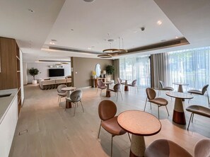 Dining - Panoramic Sea View, Offering Direct Access to Beach, Three Bedrooms and Assistant Room - Beach Vista Tower 2 by Deluxe Holiday Homes (Dubai)