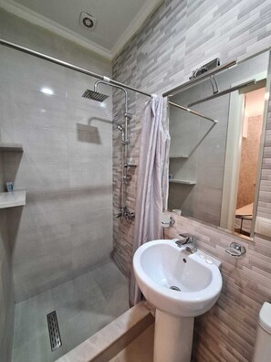Economy Double Room, Balcony, City View | Bathroom