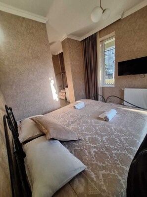 Quarto casal ou duplo clássico, sacada, vista para a cidade | Wi-Fi de cortesia