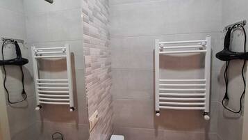 Habitación económica doble, balcón, vistas a la ciudad | Baño | Ducha, secador de pelo, toallas y jabón