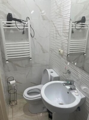 ห้องคลาสสิกดับเบิล | ห้องน้ำ | ฝักบัว, ไดร์เป่าผม, ผ้าเช็ดตัว, สบู่