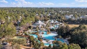 Un complexe hôtelier doté d’une grande piscine, de plusieurs bâtiments et d’une vaste zone boisée.