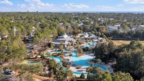 Un complexe hôtelier doté d’une grande piscine, de plusieurs bâtiments et d’une vaste zone boisée.