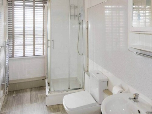 Modern 2BR Apartment | Central Melksham Location