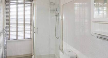 Modern 2BR Apartment | Central Melksham Location