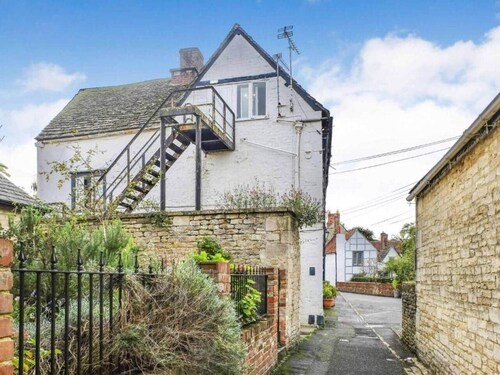 Modern 2BR Apartment | Central Melksham Location