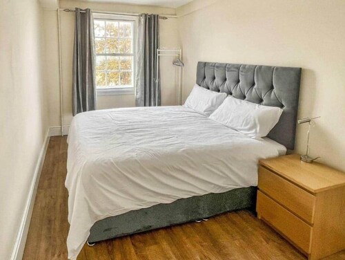 Modern 2BR Apartment | Central Melksham Location