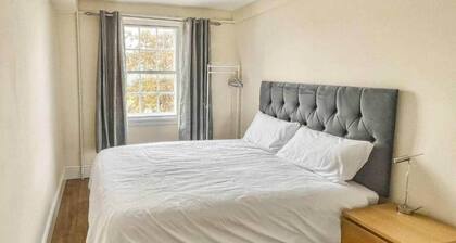 Modern 2BR Apartment | Central Melksham Location