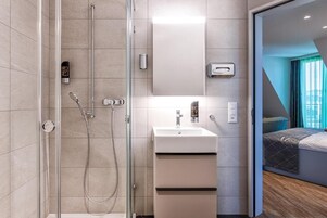 Habitación doble, balcón | Baño | Ducha, secador de pelo, toallas y jabón