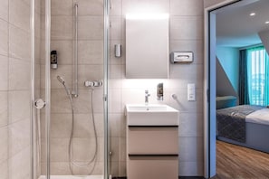 Dubbelrum - balkong | Badrum | Dusch, hårtork, handdukar och tvål