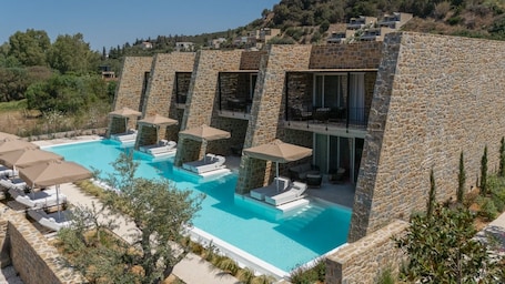 Una piscina al aire libre. Gialova Hills 8