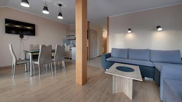 Comfort Apartment, Balcony, Mountain View | Living area