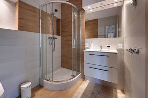 Apartamento conforto, sacada, vista para a montanha | Banheiro | Chuveiro, secador de cabelo, toalhas de banho, sabonete
