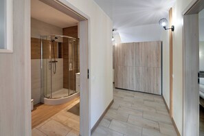 Apartamento conforto, sacada, vista para a montanha | Banheiro | Chuveiro, secador de cabelo, toalhas de banho, sabonete