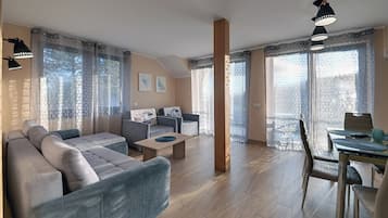 Apartamento conforto, sacada, vista para a montanha | Área de estar | Smart TV